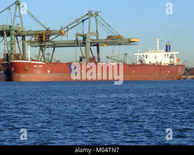 Die BW VIK ist ein Tankschiff mit der Kennzeichnung IMO 8314483 und dem Rufzeichen 3ECL4. Dieses Bild wurde am 6. Januar 2009 im Hafen von Rotterdam in den Niederlanden aufgenommen. Die BW VIK ist Teil einer Flotte, die für den Seeverkehr von flüssiger Fracht eingesetzt wird. Stockfoto