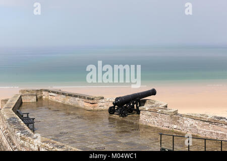 Canon auf den Wällen von Bamburgh Castle Stockfoto