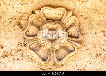 Detail einer alten künstlerischen Stein eines Italienischen mittelalterliche Stadt Stockfoto