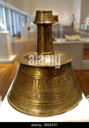 Leuchter, vielleicht Ägypten, Ende 14. Jahrhundert AD, Messing, ursprünglich mit Silber, Gold und Schwarz einfügen - Aga Khan Museum - Toronto, Kanada - DSC 06827 Stockfoto