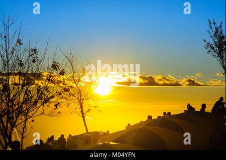 Touristen warten, um den Sonnenaufgang auf dem Gipfel des Berges zu sehen. Stockfoto