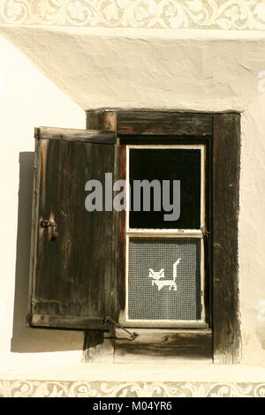 Wunderschön verzierten Fenstern im Dorf Guarda, Schweiz Stockfoto