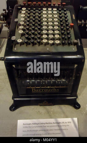 Die Burroughs Adding and Listing Machine, die 1912 entwickelt wurde, ist ein mechanisches Gerät zum Hinzufügen und Auflisten von Finanzdaten. Sie stellt eine frühe Weiterentwicklung der Büroausstattung dar und zeigt Innovationen in der Buchhaltungs- und Verwaltungstechnologie. Stockfoto