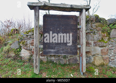 Dieses Bild zeigt eine Informationstafel auf der Burg Hauenstein in Baden. Die Gedenktafel bietet einen historischen Kontext über die Burg, ein wichtiges Wahrzeichen der Region, und spiegelt ihre Bedeutung für die deutsche Geschichte und Architektur wider. Stockfoto