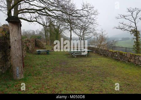 Die Burg Hauenstein in Baden ist ein historisches Schloss mit einer reichen Vergangenheit. Das Innere der Burg zeigt eine Mischung aus mittelalterlichen und Renaissance-Elementen, die ihre lange Geschichte und Bedeutung in der Region widerspiegeln. Stockfoto