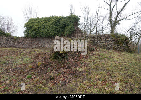 Eine Innenansicht der Burg Hauenstein, eine Burg in Baden, zeigt ihre architektonischen Merkmale und ihren historischen Kontext. Stockfoto