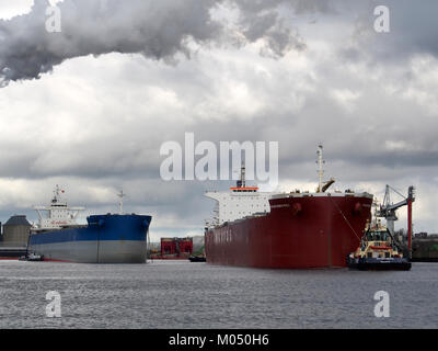 BTG Rainier (Schiff, 2015) IMO 9710139 & Navios Marco Polo, IMO 9454280, Vlothaven, Hafen von Amsterdam Stockfoto
