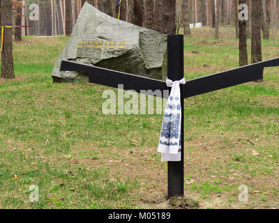 Die Bykiwnischen Gräber in Kiew, Ukraine, dienen als nationales historisches Denkmal. Sie sind der Ort, an dem während der stalinistischen Ära der sowjetische NKWD Tausende wahrgenommener politischer Gegner hingerichtet und heimlich begraben hat. Die Gräber befinden sich in der Nähe des ehemaligen Dorfes Bykiwna, im Bykiwnischen Wald, nordöstlich von Kiews Zentrum. Stockfoto