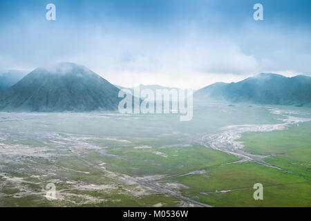 Erstaunliche Landschaft des Tengger Semeru National Park mit dem Mount Bromo Krater unter Morgen bewölkter Himmel Ost Java, Indonesien Stockfoto