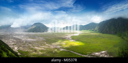 Wolken von dicken weißen Rauch durch ausbrechenden Vulkan und driften über Grund emittiert. Mount Bromo Eruption. Tengger Semeru National Park erstaunliche Landschaft Stockfoto