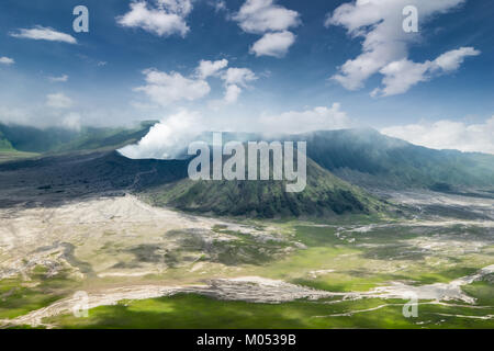 Wolken aus Rauch aus Krater des Mount Bromo und vorbeiziehen, Tengger Semeru National Park, Ostjava, Indonesien. Landschaft mit ausbrechenden Vulkan Stockfoto