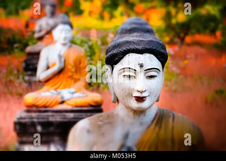 Tilt Shift blur Effekt. Tolle Aussicht auf viele Buddhas Loumani Buddha Statuen im Garten. Hpa-An, Myanmar (Birma) reisen Landschaften und Reiseziele Stockfoto