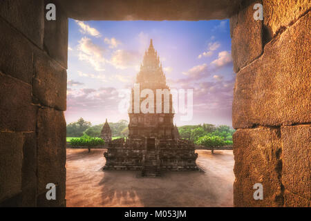 Schöne Gebäude des alten Prambanan oder Rara Jonggrang Hindu Tempel Komplex gegen die strahlende Morgensonne auf Hintergrund. Java, Indonesien. Erstaunlich, zu Stockfoto