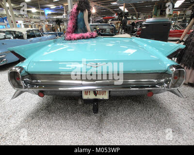 Ein Cadillac Serie 62 Cabriolet aus dem Jahr 1959 mit legendären Heckflossen und zweifach geschwungenen Rückleuchten ist ein Beispiel für das klassische amerikanische Automobildesign. Stockfoto