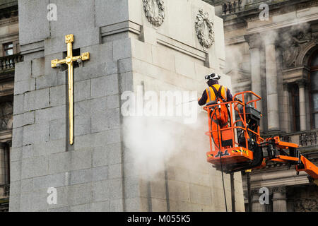 Reinigung der Kenotaph Denkmal auf dem George Square, Glasgow. Stockfoto