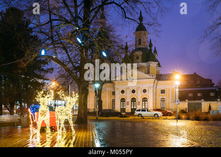 Pärnu, Estland. Nacht Blick auf St. Katherine orthodoxe Kirche und viele Festliche Lichter leuchten in Form Rotwild in Abend Nacht Illuminationen. Stockfoto