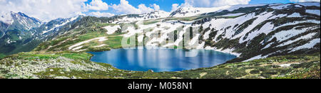 Rocky Mountains und alpine Wiesen, herrliche Natur mit einem türkisfarbenen See bei klarem Wetter. Ein Blick auf das Paradies im Hochland, eine reizvolle Landschaft Stockfoto