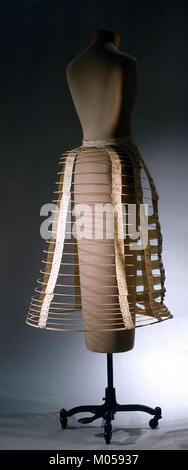 Der Cage Crinoline ist eine historische Unterwäsche, die sich in der Sammlung des Metropolitan Museum of Art befindet. Dieses Krinoline mit seiner käfigartigen Struktur war im 19. Jahrhundert beliebt für die Herstellung voluminöser Röcke. Stockfoto