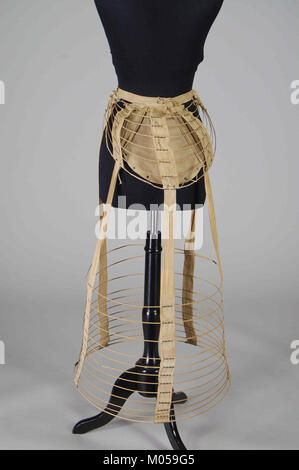 Das Cage Crinoline ist ein historisches Accessoire aus dem 19. Jahrhundert, das die voluminösen Röcke von Damenkleider unterstützen soll. Das Stück im Metropolitan Museum of Art zeigt das komplizierte Design und die Funktion des Krinolins. Stockfoto