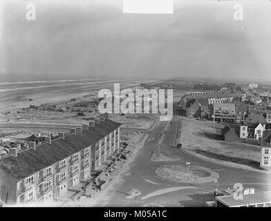 Dieser Titel bezieht sich auf einen Prozess oder ein Ereignis im Zusammenhang mit der Räumung von Bunkern in Zandvoort, der wahrscheinlich auf die Sanierungsbemühungen nach dem Zweiten Weltkrieg in den Niederlanden verweist. Zandvoort, eine Küstenstadt, war während des Krieges Teil der deutschen Festungsanlage. Stockfoto