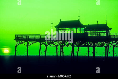 St Annes Pier in Silhouette bei Sonnenuntergang.. Auf 35-mm-Dia Film mit Filter Grün genommen. Stockfoto