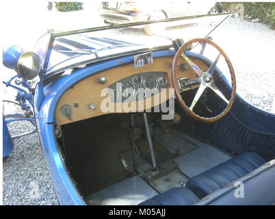 Ein Foto des Cockpits eines Bugatti Type 43, eines Luxussportwagens aus den 1920er Jahren Das Bild zeigt das Armaturenbrett, das Lenkrad und den Gangschalthebel des Fahrzeugs und spiegelt die Handwerkskunst und das Design dieser Zeit wider. Stockfoto