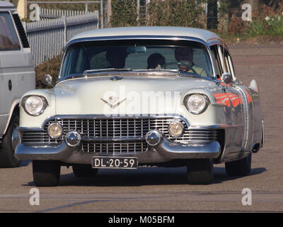 Der Cadillac 62 von 1954 mit dem niederländischen Führerschein DL-20-59 ist ein ikonisches amerikanisches Auto, das für sein luxuriöses Design und seinen Stil bekannt ist und das Kfz-Handwerk der Mitte des 20. Jahrhunderts symbolisiert. Stockfoto