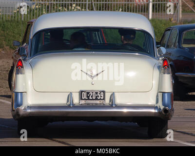 Der 1954 Cadillac 62 mit dem niederländischen Führerschein DL-20-59 ist ein klassischer Luxuswagen, der für sein schlankes Design und seine starke Leistung bekannt ist. Dieser Oldtimer ist ein Beispiel für den amerikanischen Automobilstil der Mitte des 20. Jahrhunderts. Stockfoto