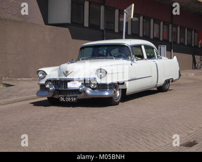 Der 1954 Cadillac 62 mit dem niederländischen Führerschein DL-20-59 ist ein klassischer Wagen, der für sein Vintage-Design und seinen Status in der Automobilgeschichte bekannt ist. Es repräsentiert amerikanischen Luxus und Design aus der Mitte des 20. Jahrhunderts. Stockfoto