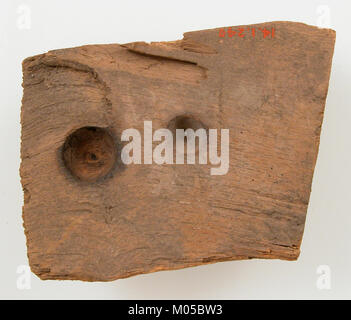 Dieses Fragment der Bogenbohrmaschine, datiert in die Antike, ist ein Werkzeug, das in frühen Feuerlöschtechniken verwendet wird. Es ist Teil einer größeren Sammlung im Metropolitan Museum of Art, die frühe menschliche Einfallsreichtum in Überlebensmethoden zeigt. Stockfoto