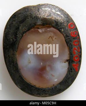 Dieses Cameo zeigt eine detaillierte Darstellung des Heiligen Johannes des Täufers, die in feiner Handwerkskunst geschaffen wurde. Das Stück ist Teil der Sammlung des Metropolitan Museum of Art und stellt historische religiöse Kunst dar. Stockfoto