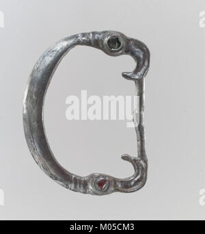 Dieses Objekt ist eine Schnallenverschlaufe aus der Sammlung des Metropolitan Museum of Art. Schnallenverschlüsse wurden häufig als Teil der Befestigungsmechanismen in historischen Kleidungsstücken und Accessoires verwendet, oft aus dem Mittelalter oder der Frühen Neuzeit. Stockfoto