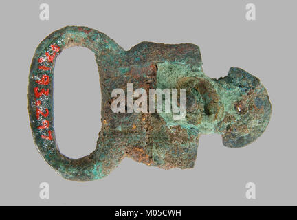 Diese Schnalle, die Teil der Sammlung des Metropolitan Museum of Art (MET) ist, ist ein Beispiel für komplizierte Metallarbeiten aus dem 17. Jahrhundert. Das Design spiegelt die Handwerkskunst dieser Zeit wider und zeigt die Kunstfertigkeit und den Nutzen der Schnallen in historischer Weise. Stockfoto