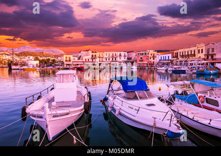 Atemberaubenden Sonnenuntergang über dem alten venezianischen Hafen von Rethymnon auf der Insel Kreta, Griechenland. Stockfoto