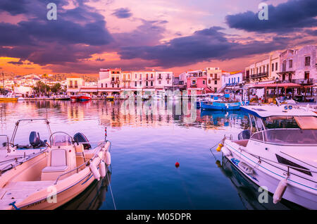 Atemberaubenden Sonnenuntergang über dem alten venezianischen Hafen von Rethymnon auf der Insel Kreta, Griechenland. Stockfoto