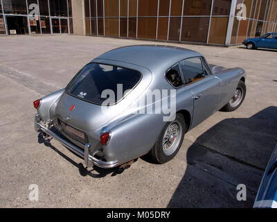 Foto einer Bristol Aircraft Company, Modell 32, ein britischer einmotoriger Doppeldecker aus dem frühen 20. Jahrhundert. Das Bild zeigt das unverwechselbare Design des Flugzeugs, einschließlich des offenen Cockpits und des Tandemflügels, das die Luftfahrttechnik seiner Zeit widerspiegelt. Stockfoto