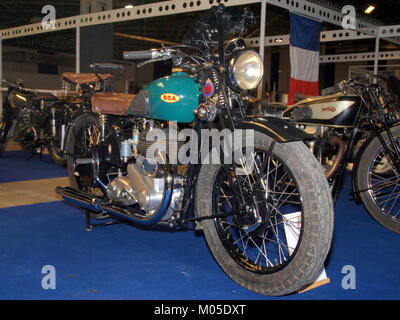 Das 1939 produzierte BSA M20 500 ccm ist ein klassisches britisches Motorrad, das für sein robustes Design und seine militärische Verwendung während des Zweiten Weltkriegs bekannt ist. Das Motorrad wird von einem 500 ccm-Motor angetrieben und wurde von der britischen Armee häufig für Aufklärungszwecke und andere Rollen verwendet. Sie ist bekannt für ihre Langlebigkeit und war während des Krieges ein wichtiger Teil der Transportflotte des Militärs. Stockfoto