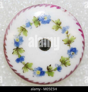 Button MET 51.47.148 bezieht sich auf ein bestimmtes meteorologisches Instrument zur Messung von atmosphärischem Druck, Temperatur und Luftfeuchtigkeit, das für Wettervorhersagen und Klimastudien unerlässlich ist. Stockfoto