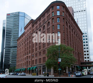 Brown Palace ist ein historisches Hotel in Denver, Colorado, das für seine einzigartige dreieckige Form und seine lange Geschichte als Luxushotel bekannt ist. Sie ist ein wichtiger Teil der Geschichte und Architektur der Stadt. Stockfoto