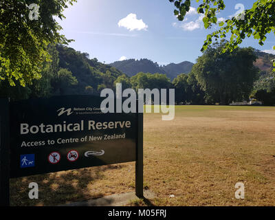 Der Botanic Reserve Cricket Ground mit einem auffälligen Schild ist eine gut gepflegte Anlage für örtliche Cricket-Spiele und -Veranstaltungen, die zu den Freizeitaktivitäten der Gemeinde beitragen. Stockfoto