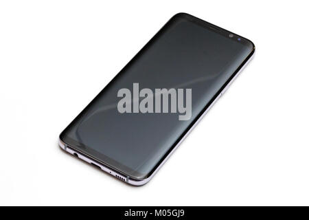 Schwarz neu Smart Phone auf weißem Hintergrund für Mockup isoliert. Winkel, Ansicht von Samsung Smartphone. Stockfoto