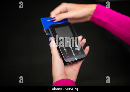 POS-Payment Terminal mit GPRS auf weißem Hintergrund Stockfoto