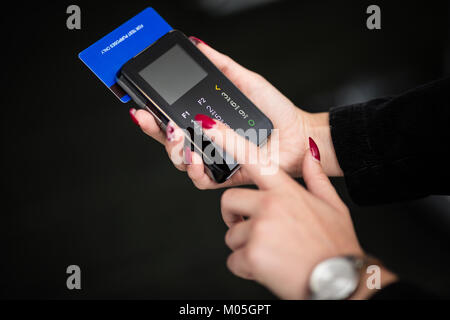 POS-Payment Terminal mit GPRS auf weißem Hintergrund Stockfoto