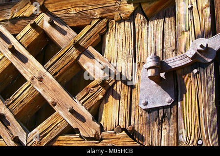 Ein traditionelles hölzernes Bauernhaus im Alpenraum, das mit Bundwerk errichtet wurde, einer Fachwerktechnik, die für seine dekorativen Muster bekannt ist. Stockfoto