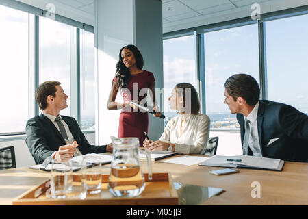 Führungskraft setzen ihre Ideen während der Sitzung im Sitzungssaal. Gruppe von Geschäftsleuten in Sitzung im Konferenzraum. Stockfoto