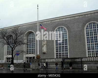 Das Bronx General Post Office (GPO) ist ein historisches Gebäude in der Bronx, New York City. Dieses Foto fängt das Gebäude unter Regen ein und unterstreicht seine architektonische Pracht und Bedeutung in der lokalen Geschichte. Stockfoto