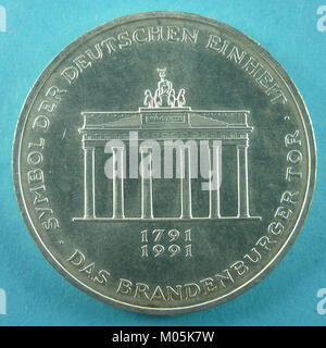 Das Brandenburger Tor in Berlin ist ein neoklassizistisches Denkmal, das die deutsche Einheit symbolisiert. Es ist eines der berühmtesten Wahrzeichen Berlins und spiegelt die reiche Geschichte und kulturelle Bedeutung der Stadt wider. Stockfoto