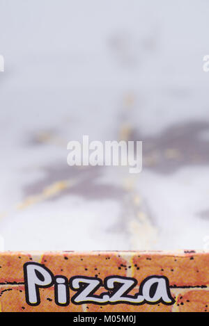 Verwendete Pappe pizza box mit Fettflecken lesft auf dem Boden Stockfoto