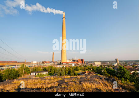 Einer der grösseren Sudbury berühmtesten Wahrzeichen, "die Superstack' Stockfoto