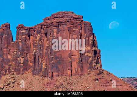 Einen Blick auf den Mond tagsüber hinter geologische Formation in der Nähe der Nadeln National Park in Utah. Stockfoto